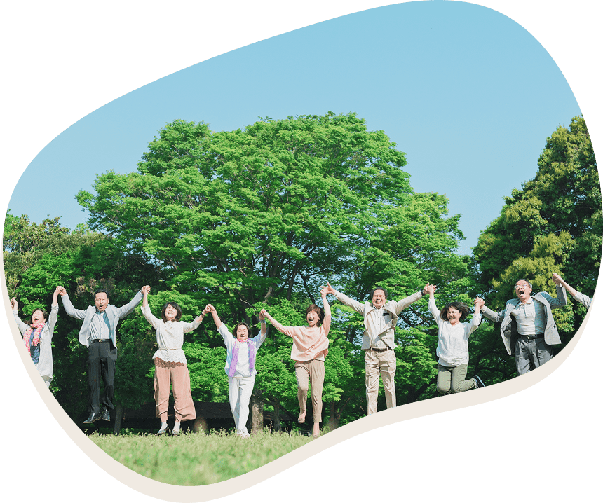 みんなで手をつないでジャンプしている写真